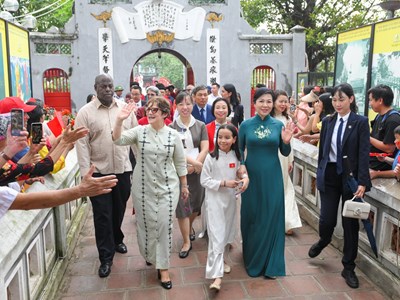 Phu nhân Tổng Bí thư Tô Lâm cùng Phu nhân Bí thư Thứ nhất, Chủ tịch nước Cộng hòa Cuba thưởng thức nghệ thuật dân gian múa rối nước của Việt Nam