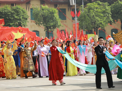 Những tà áo dài rực rỡ của các nghệ sĩ trong ngày diễu binh, diễu hành A80