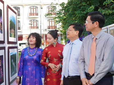  Việt Nam tỏa sáng qua lăng kính nghệ thuật