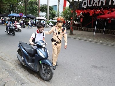  Cổng trường không thể là “điểm đen” giao thông