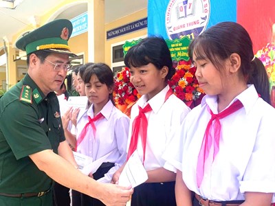  Tiếp sức đến trường cho học sinh vùng biên giới