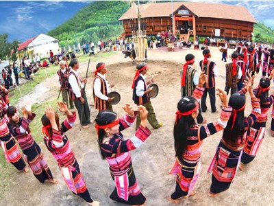  Lễ mừng chiến thắng của đồng bào Ba Na ở Tây Nguyên