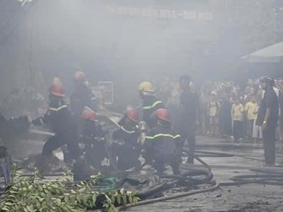 Cháy lớn tại chợ mới xã Đại Đồng, nhiều ki-ốt bị thiêu rụi