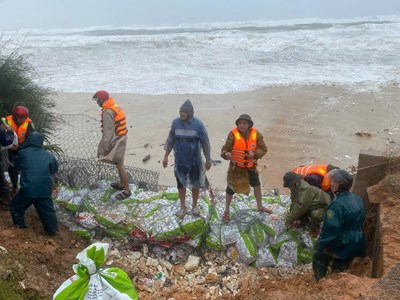 Miền Trung “oằn mình” ứng phó với cơn bão số 10