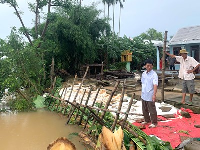  Sạt lở sông Bồ, còn mấy mét nữa… nhà trôi