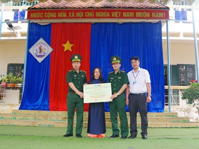 “Tủ sách yêu thương” nơi ngã ba biên giới Bờ Y