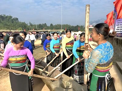  Giữ lửa miền non cao