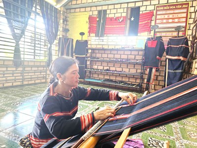  Những người phụ nữ gìn giữ “mạch sống” thổ cẩm Gia Lai
