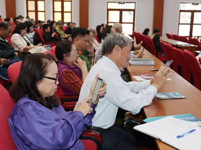 Từ con người và vì con người