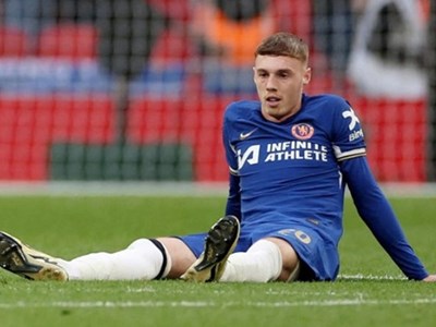Cole Palmer gãy ngón chân vì... vấp vào cửa