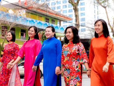  Phú Thọ quy định trang phục “không xẻ tà quá cao, không được mặc quần bò”