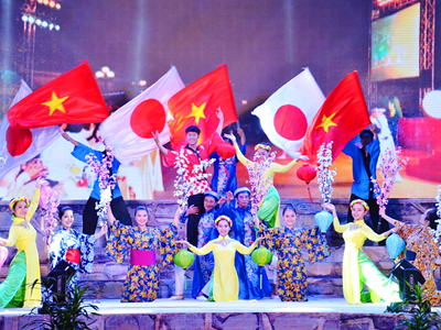 Xây giá trị, chống tiêu cực trong thời kỳ hội nhập