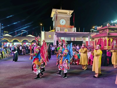  Tuồng cổ bước ra phố thị