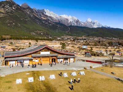 Khám phá ngôi làng đá dưới chân núi tuyết hút khách bậc nhất Vân Nam