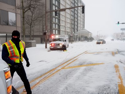 Mỹ: Tổng thống Trump ban bố tình trạng khẩn cấp vì bão tuyết lịch sử