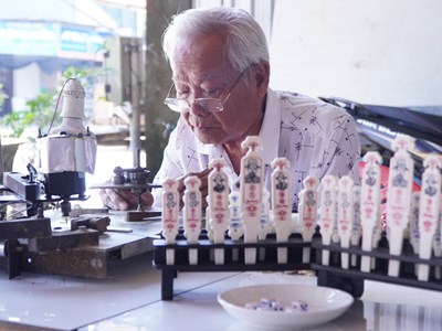  Giữ nghề làm xăm hường, lan tỏa văn hóa Tết xưa