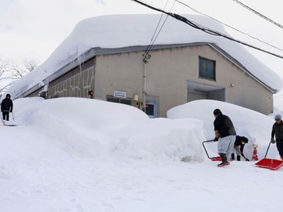 Mùa đông băng giá bao trùm nhiều quốc gia