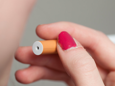 WHO: Bé gái châu Âu 13 - 15 tuổi có tỷ lệ hút thuốc cao nhất thế giới