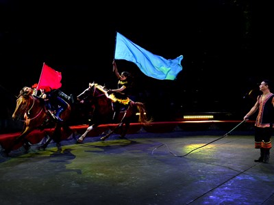 Bản lĩnh thép dưới ánh đèn sân khấu