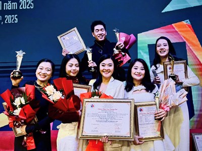 Phía sau ánh đèn sân khấu là người mẹ, người vợ đầy bản lĩnh