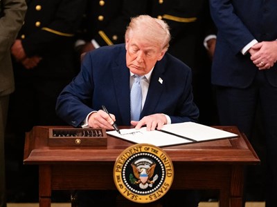 Chữ ký của Tổng thống Trump sắp xuất hiện trên tiền USD