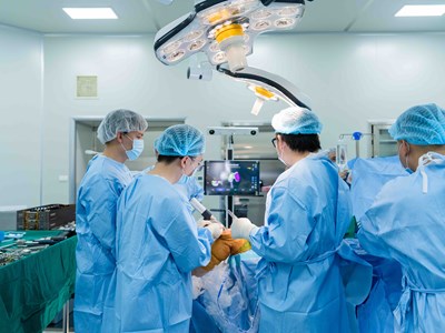 Vinmec phối hợp hai đỉnh cao công nghệ y học, nâng tầm phẫu thuật thay khớp tại Việt Nam