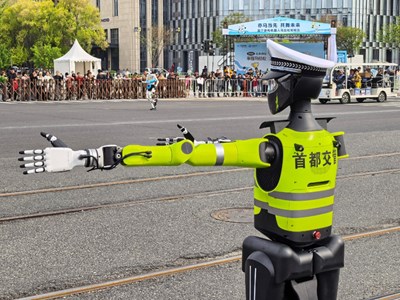 Robot Trung Quốc vượt kỷ lục bán marathon, tham gia phân luồng giao thông
