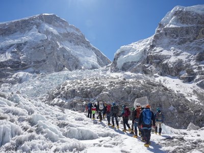 Hàng trăm người mắc kẹt ở Everest do khối băng khổng lồ chắn đường