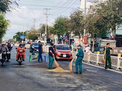 Bí thư phường cùng dân quân xử lý dầu loang giữa giờ cao điểm