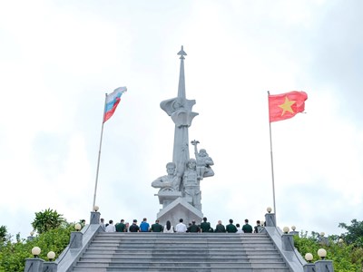 Tượng đài Cam Ranh: Biểu tượng tình hữu nghị truyền thống Việt – Nga