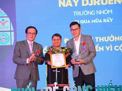 Chàng trai Gia Rai mang con chữ qua mùa rẫy