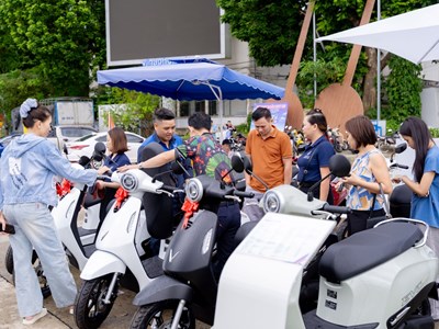 Đổi pin 1 phút, sạc miễn phí khắp nơi: Lý do người dùng ngày càng chuộng xe máy điện VinFast