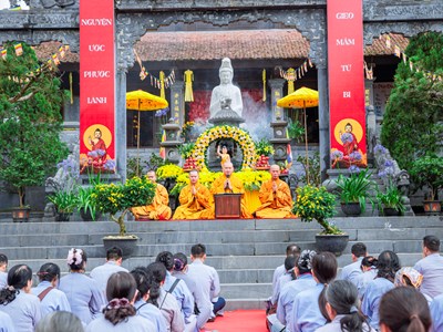 Đông đảo Phật tử hành hương về Fansipan mùa Phật đản