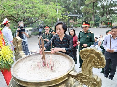 Gọi tên những người đã hóa thành Tổ quốc