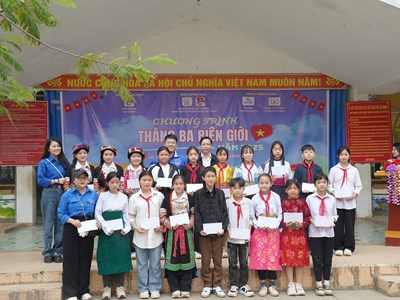 Đoàn thanh niên NXBGDVN: Mang sách – mang yêu thương lên miền đá núi