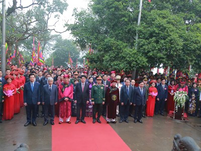 Chủ tịch nước Lương Cường dâng hương tưởng niệm các Vua Hùng