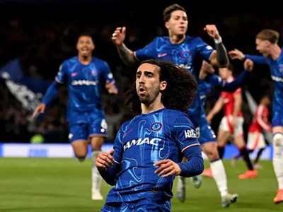 Đánh bại Man United, Chelsea tiến gần tấm vé dự Champions League