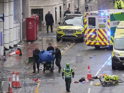 Xe điên lao vào đám đông trong lễ mừng công của Liverpool