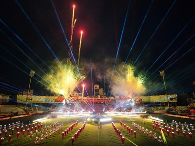 Từ những người không đứng giữa sân khấu: Câu chuyện phía sau đêm khai mạc giải bóng đá rực rỡ