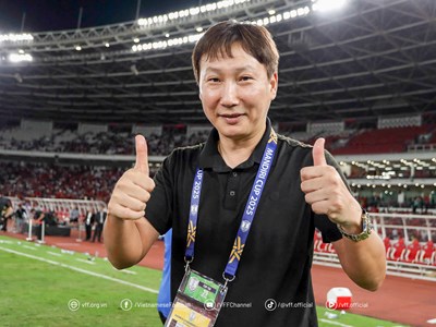 HLV Kim Sang-sik lý giải việc vẫy khăn, xếp chai nước trong trận chung kết