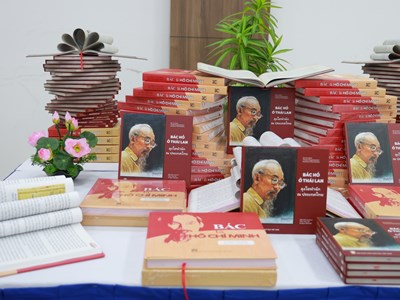 Nhà xuất bản Giáo dục Việt Nam ra mắt hai ấn phẩm đặc biệt về Chủ tịch Hồ Chí Minh