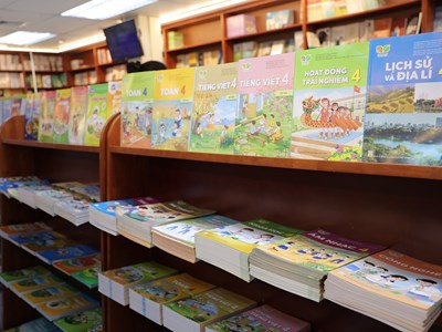 Đằng sau trang sách giáo khoa: Những áp lực không phải ai cũng thấy