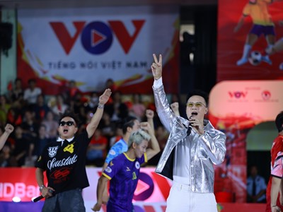 Ca sĩ Hoàng Bách tiếp lửa futsal bằng sáng tác mới