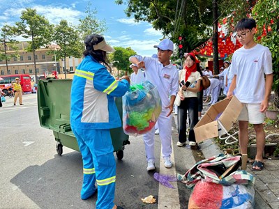Hà Nội đồng loạt ra quân làm sạch môi trường, rực rỡ cờ hoa đón Tết Độc lập