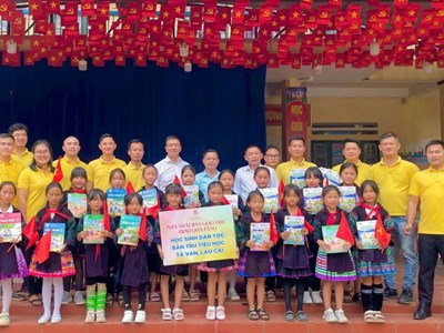 Nhà xuất bản Giáo dục Việt Nam trao tặng sách giáo khoa cho học sinh vùng khó khăn trước thềm năm học mới
