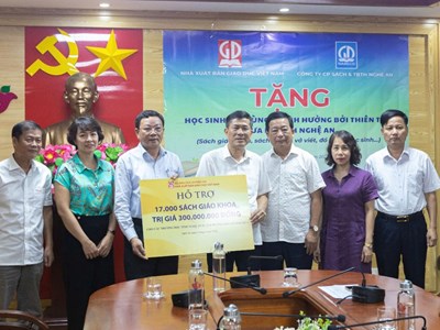 SGK của Nhà xuất bản Giáo dục Việt Nam kịp thời đến với học sinh vùng lũ Nghệ An trong ngày khai giảng