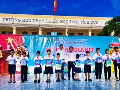 Nhà xuất bản Giáo dục Việt Nam trao tặng sách cho học sinh vùng khó khăn nhân dịp khai giảng