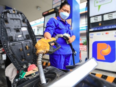 Giá xăng dầu hôm nay 19.10: Xăng giữ đà tăng, dầu hạ nhiệt nhẹ