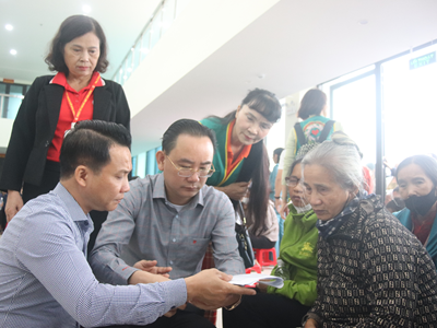 “Mất đi ánh sáng, nhưng hôm nay tôi thấy được niềm ấm áp của tình người"