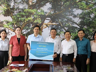 NXBGDVN chia sẻ khó khăn với ngành giáo dục Tuyên Quang sau mưa lũ